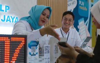Petugas PLN melayani pelanggan yang mengajukan tambah daya melalui aplikasi PLN Mobile dalam rangka Program Promo Tambah Daya "Semangat Baru Makin Berdaya" || Foto: PLN UID Lampung