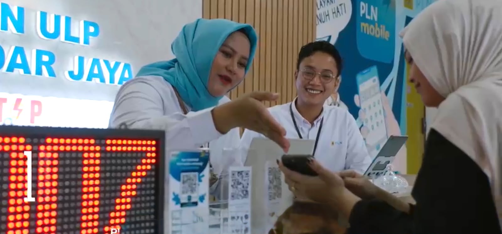 Petugas PLN melayani pelanggan yang mengajukan tambah daya melalui aplikasi PLN Mobile dalam rangka Program Promo Tambah Daya "Semangat Baru Makin Berdaya" || Foto: PLN UID Lampung