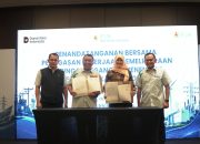 General Manager PLN UID Lampung (tengah kiri) Rizky Mochamad, dan Direktur Utama PLN Electricity Services (tengah kanan) Susiana Mutia menunjukkan dokumen kontrak bersama PLN Electricity Service sebagai tanda dimulainya implementasi teknologi Live Line Insulation Coating tanpa pemadaman listrik || Foto: PLN UID Lampung