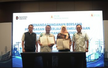 General Manager PLN UID Lampung (tengah kiri) Rizky Mochamad, dan Direktur Utama PLN Electricity Services (tengah kanan) Susiana Mutia menunjukkan dokumen kontrak bersama PLN Electricity Service sebagai tanda dimulainya implementasi teknologi Live Line Insulation Coating tanpa pemadaman listrik || Foto: PLN UID Lampung