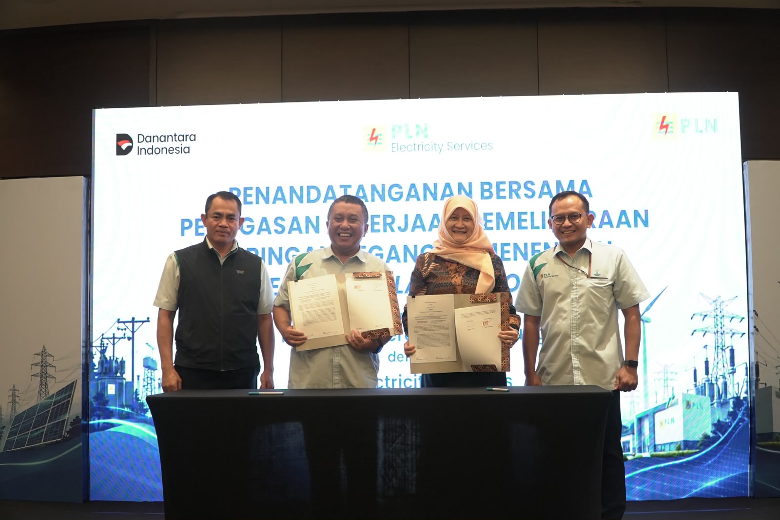 General Manager PLN UID Lampung (tengah kiri) Rizky Mochamad, dan Direktur Utama PLN Electricity Services (tengah kanan) Susiana Mutia menunjukkan dokumen kontrak bersama PLN Electricity Service sebagai tanda dimulainya implementasi teknologi Live Line Insulation Coating tanpa pemadaman listrik || Foto: PLN UID Lampung