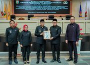 Gubernur Lampung, Rahmat Mirzani Djausal, dalam Rapat Paripurna Pembicaraan Tingkat I yang dipimpin oleh Ketua DPRD Provinsi Lampung, Ahmad Giri Akbar, di Ruang Sidang DPRD Provinsi Lampung || Foto: Pemerintah Provinsi Lampung