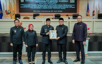 Gubernur Lampung, Rahmat Mirzani Djausal, dalam Rapat Paripurna Pembicaraan Tingkat I yang dipimpin oleh Ketua DPRD Provinsi Lampung, Ahmad Giri Akbar, di Ruang Sidang DPRD Provinsi Lampung || Foto: Pemerintah Provinsi Lampung