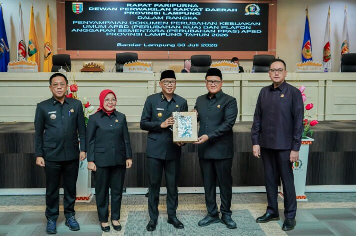 Gubernur Lampung, Rahmat Mirzani Djausal, dalam Rapat Paripurna Pembicaraan Tingkat I yang dipimpin oleh Ketua DPRD Provinsi Lampung, Ahmad Giri Akbar, di Ruang Sidang DPRD Provinsi Lampung || Foto: Pemerintah Provinsi Lampung