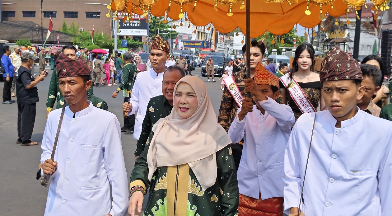 Walikota Eva Dwiana pada gelaran Festival Kendaraan hias dan Seni Budaya || Foto: Ridho/5W1HINDONESIA.ID