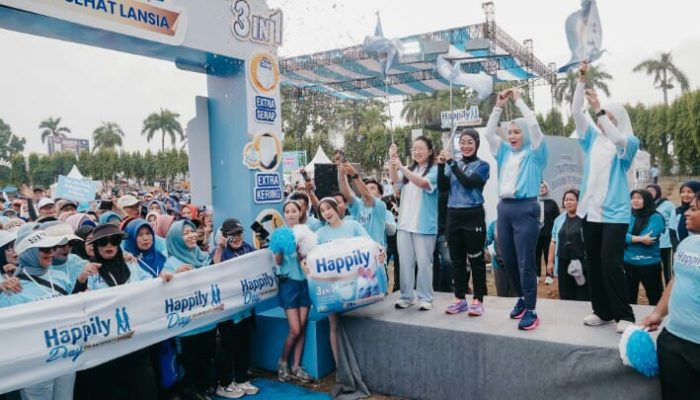Ketua TP PKK Provinsi Lampung Lepas Peserta Jalan Sehat Lansia