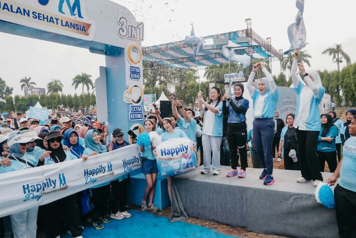 Ketua TP PKK Provinsi Lampung, Purnama Wulan Sari Mirza melepas peserta jalan sehat lansia di Lapangan Korpri || Foto: Pemerintah Provinsi Lampung