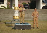 Gubernur Lampung, Rahmat Mirzani Djausal melalui sambutan tertulis yang dibacakan Staf Ahli Bidang Pemerintahan, Hukum, dan Politik, Yanyan Ruchyansah, pada Apel Gabungan di lingkungan Sekretariat Daerah Provinsi Lampung || Foto: Pemerintah Provinsi Lampung