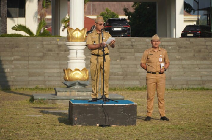 Gubernur Lampung, Rahmat Mirzani Djausal melalui sambutan tertulis yang dibacakan Staf Ahli Bidang Pemerintahan, Hukum, dan Politik, Yanyan Ruchyansah, pada Apel Gabungan di lingkungan Sekretariat Daerah Provinsi Lampung || Foto: Pemerintah Provinsi Lampung