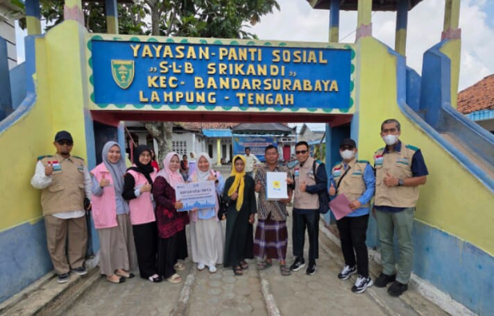 Jajaran YBM PLN UP3 Metro, Srikandi PLN UP3 Metro, dan pengurus Yayasan Panti Sosial SLB Srikandi berfoto bersama usai penyerahan bantuan sosial || Foto: PLN UP3 Metro