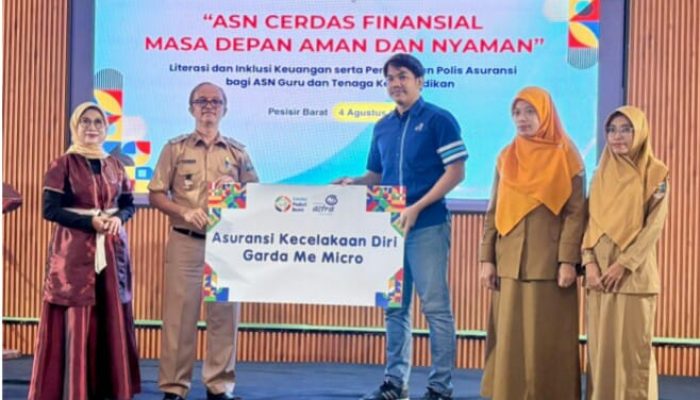 Bersama Pemkab Pesisir Barat, OJK: 150 Guru dan Tenaga Pendidik Terima Polis Asuransi Jiwa