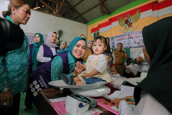 Ketua TP PKK Provinsi Lampung Purnama Wulan Mirza, mencanangkan Program Desa TAPIS (Kesejahteraan Keluarga untuk Lampung Maju Indonesia Emas) di Kampung Rukti Endah, Kecamatan Seputih Raman, Kabupaten Lampung Tengah || Foto: Pemerintah Provinsi Lampung