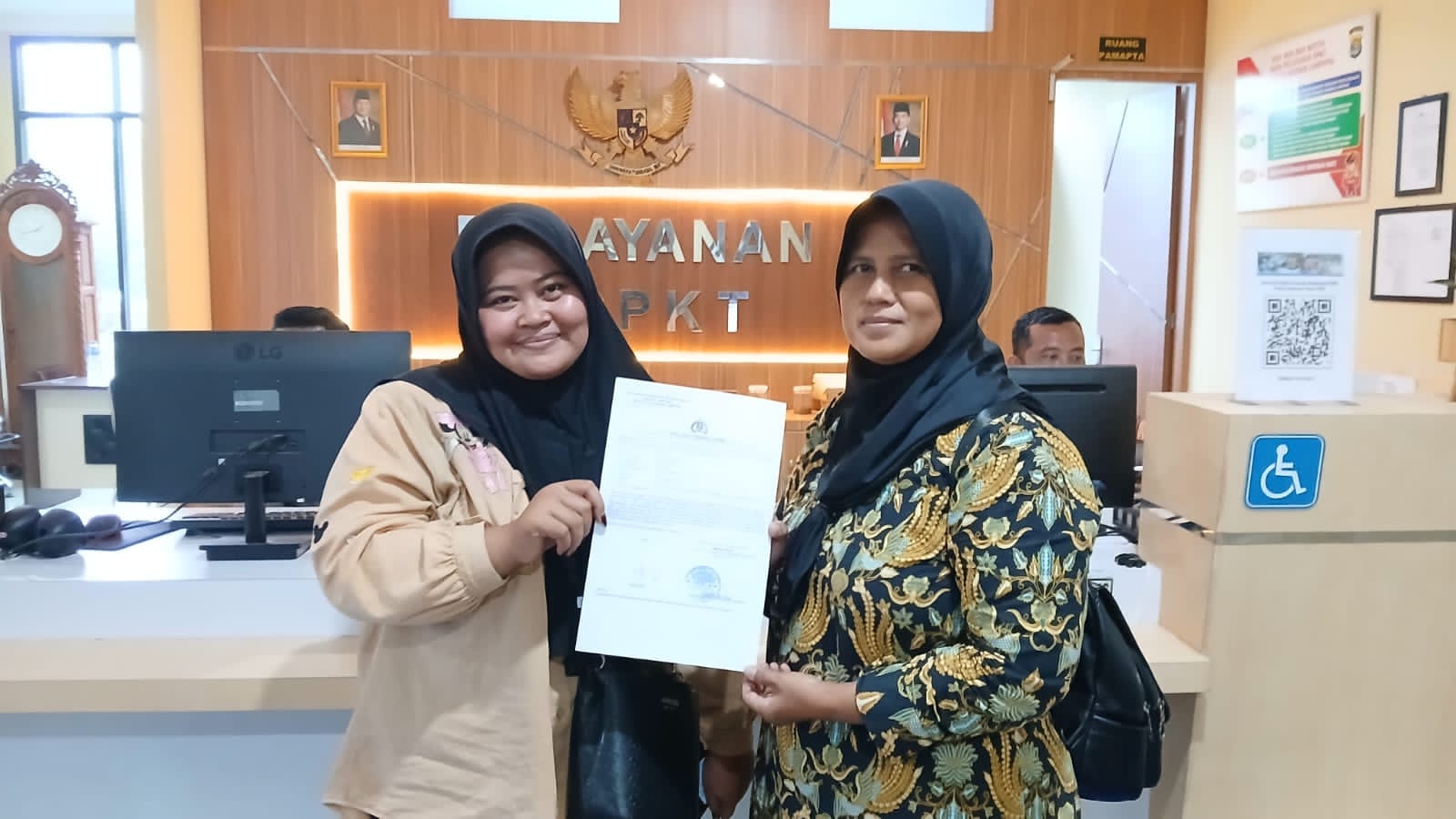 Pengurus Persatuan Wartawan Indonesia (PWI) Lampung, Septiani melaporkan ke Polresta Bandar Lampung usai dugaan mengalami pengancaman dari tetangganya berinisial Wito di Jalan Putri Balau, Gang Walet, Kelurahan Tanjung Agung Raya, Kecamatan Kedamaian, Bandar Lampung || Foto: Istimewa