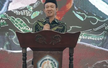 Sekdaprov Lampung Marindo Kurniawan saat membuka acara Konsolidasi dan Koordinasi Forum Komunikasi Pondok Pesantren (FKPP) se-Provinsi Lampung di Pondok Pesantren Hidayatul Mubtadiin, Kecamatan Jati Agung, Lampung Selatan || Foto: Pemerintah Provinsi Lampung