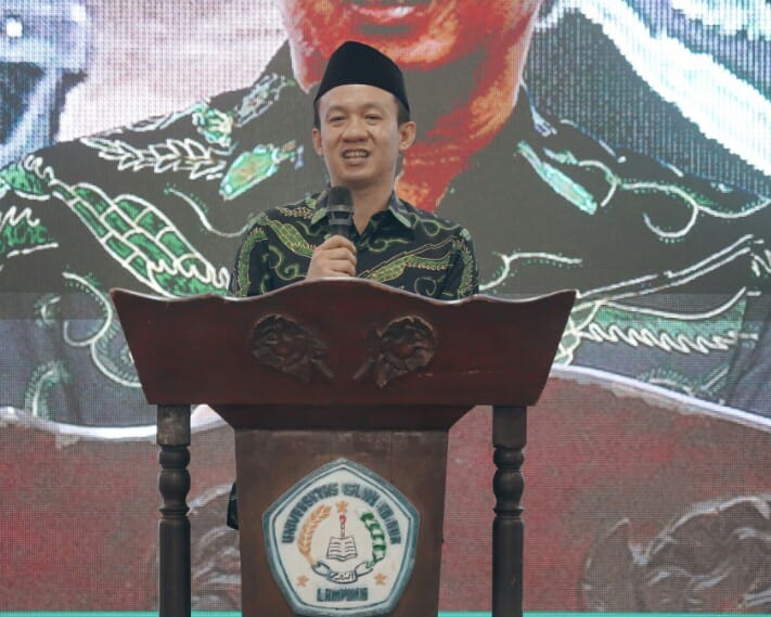 Sekdaprov Lampung Marindo Kurniawan saat membuka acara Konsolidasi dan Koordinasi Forum Komunikasi Pondok Pesantren (FKPP) se-Provinsi Lampung di Pondok Pesantren Hidayatul Mubtadiin, Kecamatan Jati Agung, Lampung Selatan || Foto: Pemerintah Provinsi Lampung