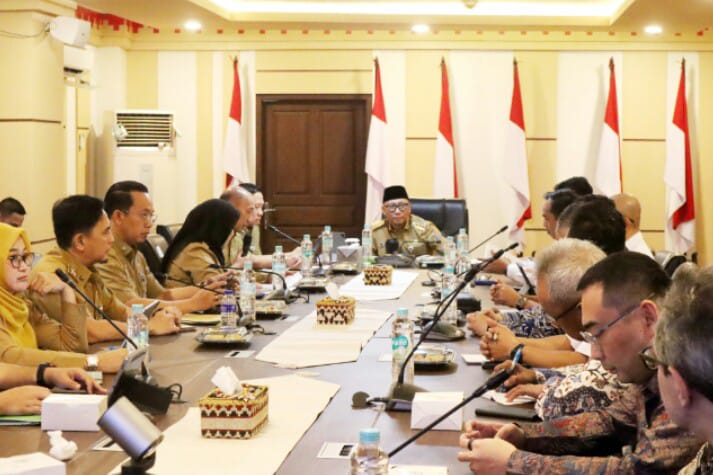 Gubernur Lampung Rahmat Mirzani Djausal dan perwakilan Kabupaten Lampung Selatan, Lampung Timur dan Wali Kota Bandar Lampung saat menghadiri Rapat Program Strategis Energi Terbarukan di Ruang Rapat Sakai Sambayan || Foto: Pemerintah Provinsi Lampung