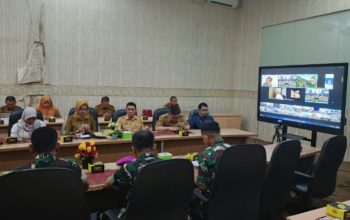 Rakor Pengendalian Inflasi Daerah secara virtual yang diikuti oleh Staf Ahli Bidang Pemerintahan, Hukum dan Politik Provinsi Lampung, Yanyan Ruchyansah di Ruang Command Center Lt. II Diskominfotik Provinsi Lampung || Foto: Pemerintah Provinsi Lampung