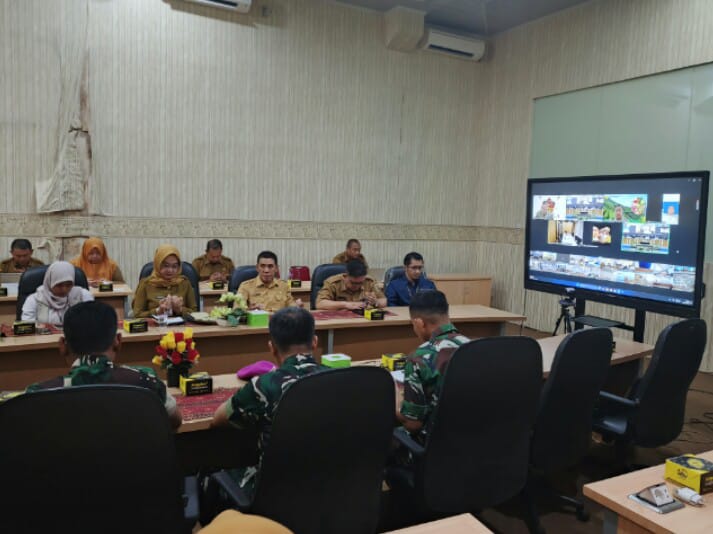 Rakor Pengendalian Inflasi Daerah secara virtual yang diikuti oleh Staf Ahli Bidang Pemerintahan, Hukum dan Politik Provinsi Lampung, Yanyan Ruchyansah di Ruang Command Center Lt. II Diskominfotik Provinsi Lampung || Foto: Pemerintah Provinsi Lampung