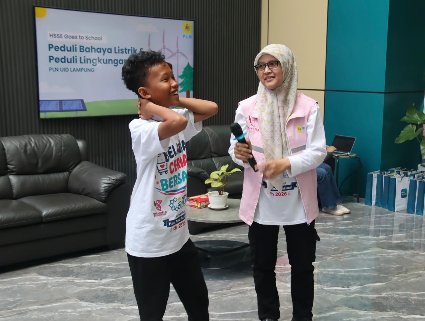 PLN UID Lampung memberikan edukasi keselamatan ketenagalistrikan kepada anak-anak, mulai dari penggunaan listrik yang aman hingga mengenali potensi bahaya di sekitar jaringan dan instalasi listrik || Foto: PLN UID Lampung