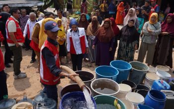 Ketua PMI Provinsi Lampung Tinjau Pendistribusian Bantuan Air Bersih di Sukabumi