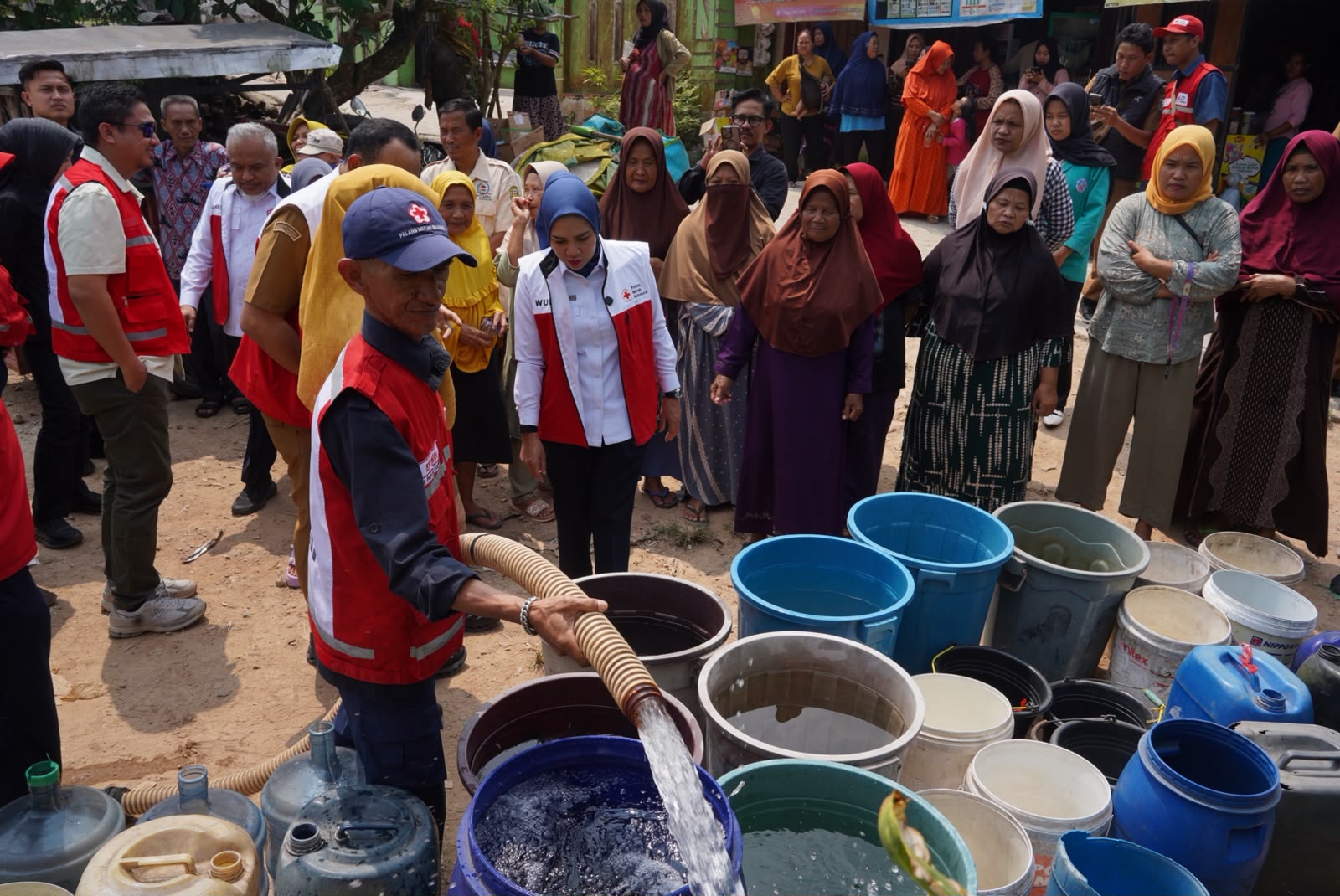 Ketua PMI Provinsi Lampung, Purnama Wulan Sari Mirza, meninjau sekaligus mendistribusikan bantuan air bersih bagi masyarakat yang terdampak musim kemarau di Kelurahan Way Laga, Kecamatan Sukabumi || Foto: Pemerintah Provinsi Lampung