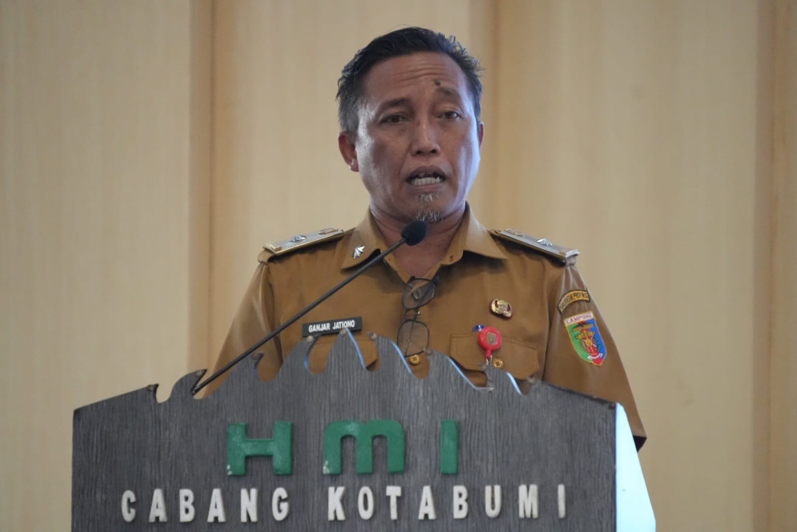 Kepala Dinas Komunikasi, Informatika, dan Statistik (Kominfotik) Provinsi Lampung Ganjar Jationo pada pelantikan Pengurus HMI Cabang Kotabumi periode 2026–2027 || Foto: Pemerintah Provinsi Lampung