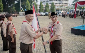 Gubernur Lampung Rahmat Mirzani Djausal saat melepas 598 peserta Kontingen Kwartir Daerah (Kwarda) Lampung yang akan mengikuti Jambore Nasional (Jamnas) XII Tahun 2026 di Bumi Perkemahan Cibubur, Jakarta || Foto: Pemerintah Provinsi Lampung