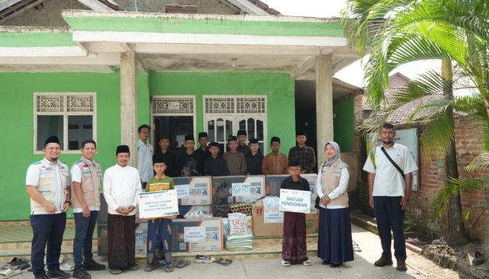 YBM PLN Salurkan Bantuan Pendidikan bagi 13 Santri Terdampak Kebakaran di Pringsewu