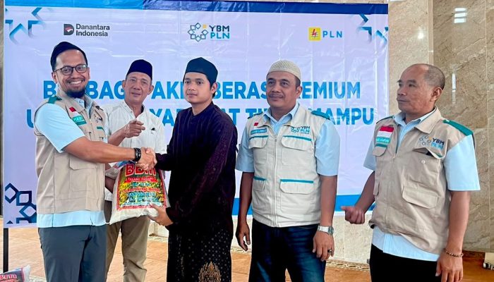 YBM PLN UP3 Tanjung Karang Salurkan Beras Premium Bagi Ratusan Masyarakat Pra Sejahtera