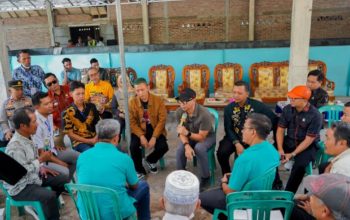 Gubernur Lampung Rahmat Mirzani Djausal saat berdialog dengan petani di Pekon Sumber Agung, Kecamatan Ambarawa, Kabupaten Pringsewu || Foto: Pemerintah Provinsi Lampung