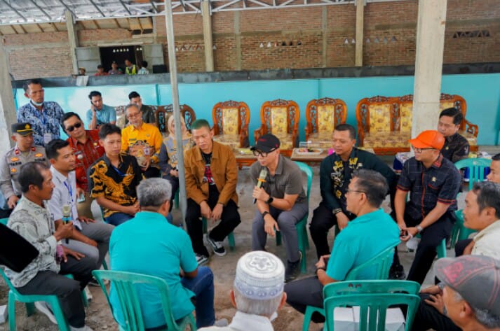 Gubernur Lampung Rahmat Mirzani Djausal saat berdialog dengan petani di Pekon Sumber Agung, Kecamatan Ambarawa, Kabupaten Pringsewu || Foto: Pemerintah Provinsi Lampung