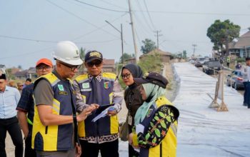 Gubernur Lampung Rahmat Mirzani Djausal saat meninjau langsung pekerjaan jalan di Desa Rejosari, Kabupaten Pringsewu || Foto: Pemerintah Provinsi Lampung