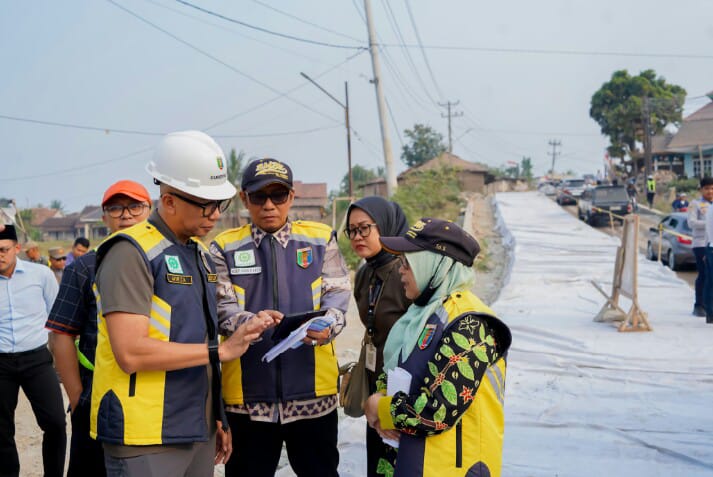 Gubernur Lampung Rahmat Mirzani Djausal saat meninjau langsung pekerjaan jalan di Desa Rejosari, Kabupaten Pringsewu || Foto: Pemerintah Provinsi Lampung