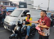 Pemprov Lampung melalui Badan Kesbangpol bersama jajaran OPD membagikan ratusan bendera Merah Putih kepada masyarakat dan pengendara yang melintas di depan gerbang Kantor Pemerintah Provinsi Lampung || Foto: Pemerintah Provinsi Lampung