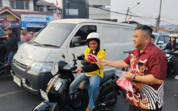 Pemprov Lampung melalui Badan Kesbangpol bersama jajaran OPD membagikan ratusan bendera Merah Putih kepada masyarakat dan pengendara yang melintas di depan gerbang Kantor Pemerintah Provinsi Lampung || Foto: Pemerintah Provinsi Lampung