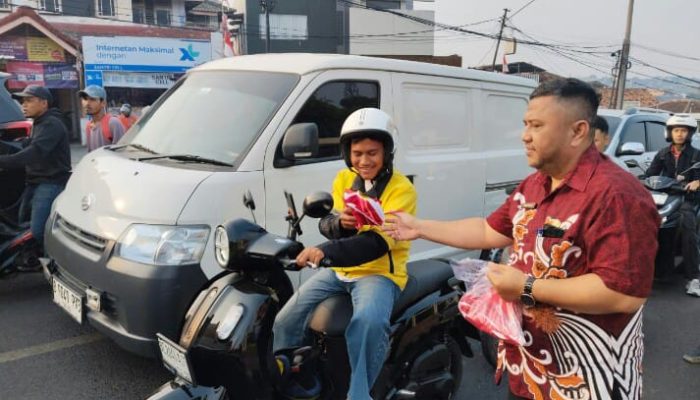 Pemprov Lampung Dorong Nasionalisme Lewat Gerakan Pembagian Bendera Merah Putih