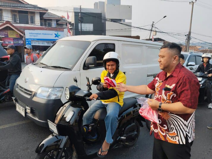 Pemprov Lampung melalui Badan Kesbangpol bersama jajaran OPD membagikan ratusan bendera Merah Putih kepada masyarakat dan pengendara yang melintas di depan gerbang Kantor Pemerintah Provinsi Lampung || Foto: Pemerintah Provinsi Lampung