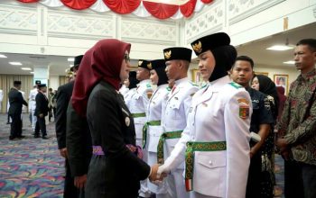 Wagub Lampung Jihan Nurlela saat mengukuhkan Paskibraka Provinsi Lampung Tahun 2026 yang dirangkai dengan Penyerahan Duplikat Bendera Pusaka, di Balai Keratun Lt. III Kantor Gubernur || Foto: Pemerintah Provinsi Lampung ​