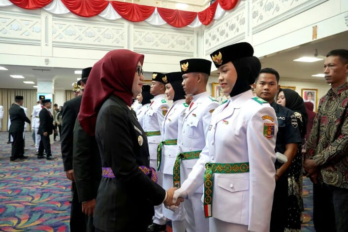 Wagub Lampung Jihan Nurlela saat mengukuhkan Paskibraka Provinsi Lampung Tahun 2026 yang dirangkai dengan Penyerahan Duplikat Bendera Pusaka, di Balai Keratun Lt. III Kantor Gubernur || Foto: Pemerintah Provinsi Lampung ​