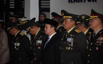 Sekdaprov Lampung, Marindo Kurniawan mengikuti Apel Kehormatan dan Renungan Suci dalam rangka memperingati HUT ke-81 Kemerdekaan Republik Indonesia, di TMP Tanjung Karang, Bandar Lampung || Foto: Pemerintah Provinsi Lampung