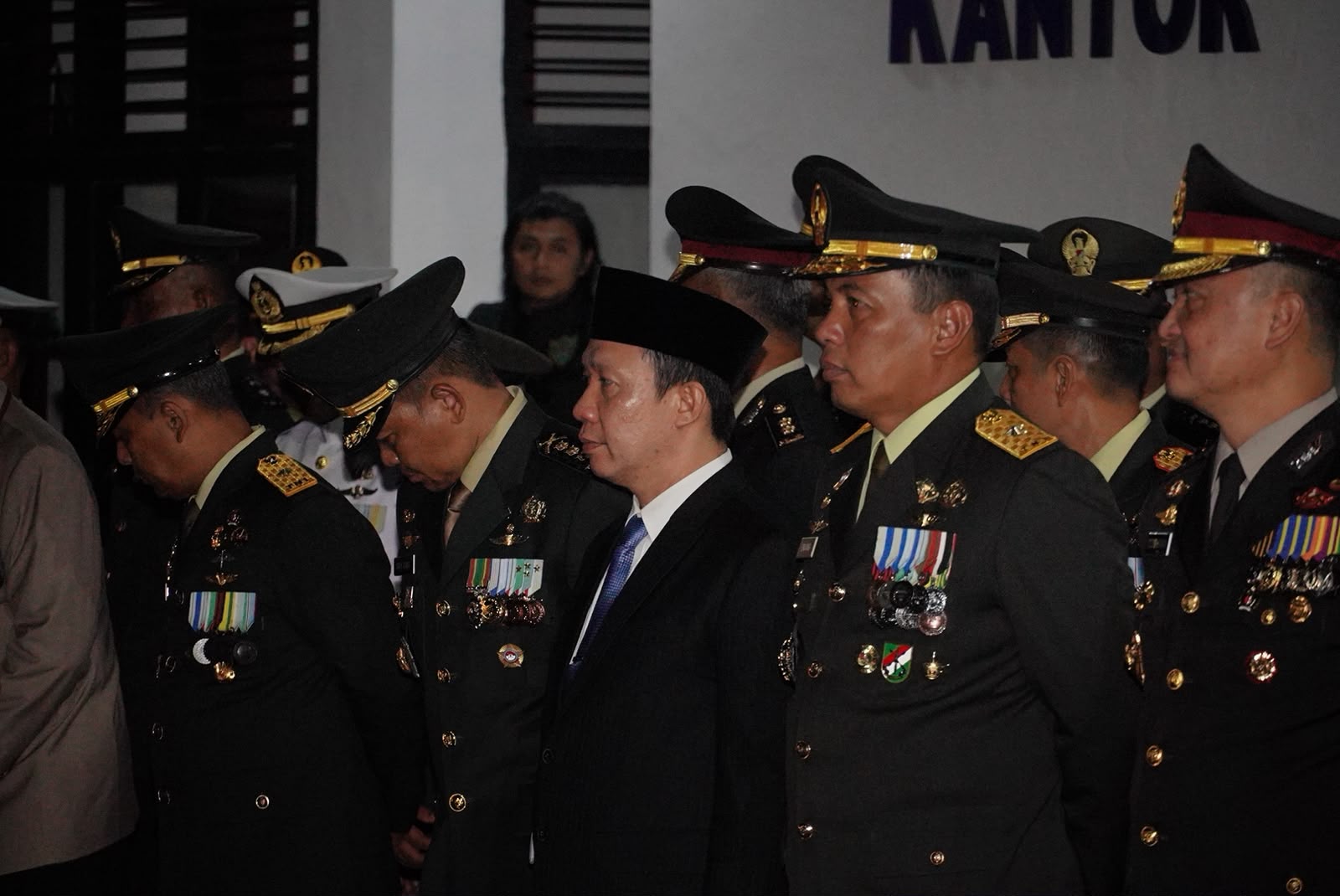 Sekdaprov Lampung, Marindo Kurniawan mengikuti Apel Kehormatan dan Renungan Suci dalam rangka memperingati HUT ke-81 Kemerdekaan Republik Indonesia, di TMP Tanjung Karang, Bandar Lampung || Foto: Pemerintah Provinsi Lampung
