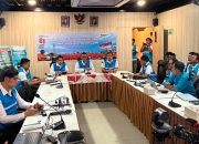 Suasana Direktur Utama PLN, Darmawan Prasodjo, saat memimpin rapat koordinasi siaga bencana Flores, Nusa Tenggara Timur, sekaligus melakukan konferensi pers di PLN Unit Pelayanan Pelanggan Flores Bagian Barat, Manggarai Barat, pada Sabtu malam (15/8) || Foto: PLN