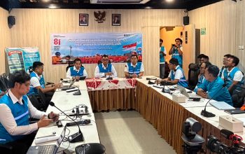 Suasana Direktur Utama PLN, Darmawan Prasodjo, saat memimpin rapat koordinasi siaga bencana Flores, Nusa Tenggara Timur, sekaligus melakukan konferensi pers di PLN Unit Pelayanan Pelanggan Flores Bagian Barat, Manggarai Barat, pada Sabtu malam (15/8) || Foto: PLN