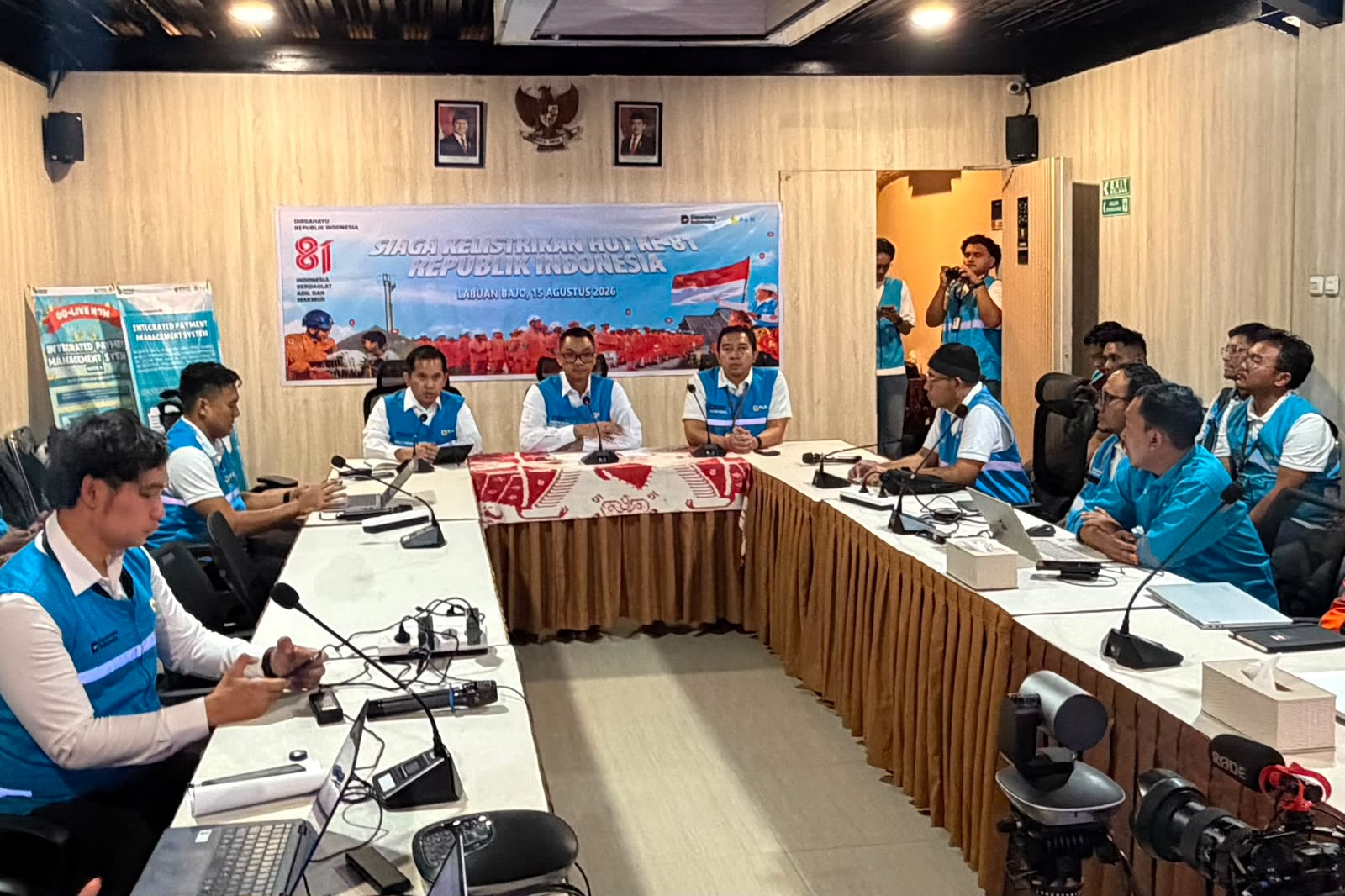 Suasana Direktur Utama PLN, Darmawan Prasodjo, saat memimpin rapat koordinasi siaga bencana Flores, Nusa Tenggara Timur, sekaligus melakukan konferensi pers di PLN Unit Pelayanan Pelanggan Flores Bagian Barat, Manggarai Barat, pada Sabtu malam (15/8) || Foto: PLN