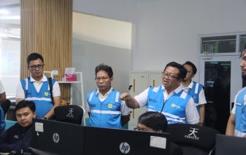 General Manager PLN UID Lampung, Noer Soeratmoko, memantau langsung kondisi sistem kelistrikan dari Unit Pelaksana Pengatur Distribusi (UP2D) Lampung, Sabtu (15/8) || Foto: PLN UID Lampung