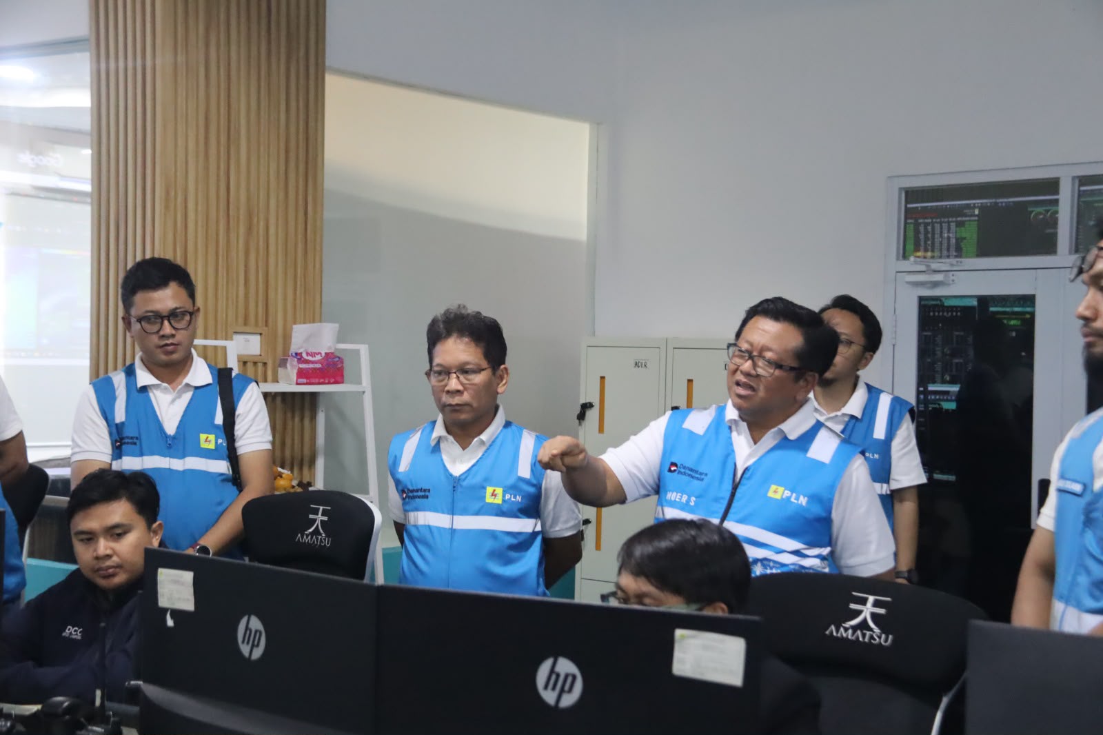 General Manager PLN UID Lampung, Noer Soeratmoko, memantau langsung kondisi sistem kelistrikan dari Unit Pelaksana Pengatur Distribusi (UP2D) Lampung, Sabtu (15/8) || Foto: PLN UID Lampung