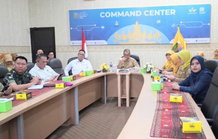 Pemprov Lampung menggelar Rapat Koordinasi Pengendalian Inflasi Daerah bersama Kementerian Dalam Negeri RI dan beberapa Kementerian serta lembaga vertikal lainnya secara daring dari ruang command center Dinas Komunikasi, Informatika, dan Statistik Provinsi Lampung || Foto: Pemerintah Provinsi Lampung