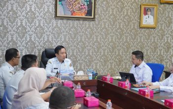 Sekretaris Daerah Provinsi (Sekdaprov) Lampung, Marindo Kurniawan memimpin rapat terkait Tata Organisasi Pemerintah Provinsi Lampung di Ruang Kerja Sekda || Foto: Pemerintah Provinsi Lampung