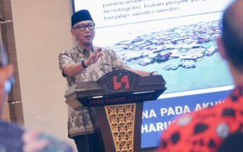 Gubernur Lampung Rahmat Mirzani Djausal saat menjadi keynote speaker sekaligus membuka Seminar Nasional bertajuk "Menata Pesisir: Wujudkan Waterfront City untuk Lampung Maju", yang diselenggarakan oleh Persatuan Insinyur Indonesia (PII) di Swiss-Belhotel || Foto: Pemerintah Provinsi Lampung