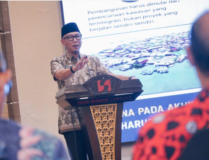 Gubernur Lampung Rahmat Mirzani Djausal saat menjadi keynote speaker sekaligus membuka Seminar Nasional bertajuk "Menata Pesisir: Wujudkan Waterfront City untuk Lampung Maju", yang diselenggarakan oleh Persatuan Insinyur Indonesia (PII) di Swiss-Belhotel || Foto: Pemerintah Provinsi Lampung